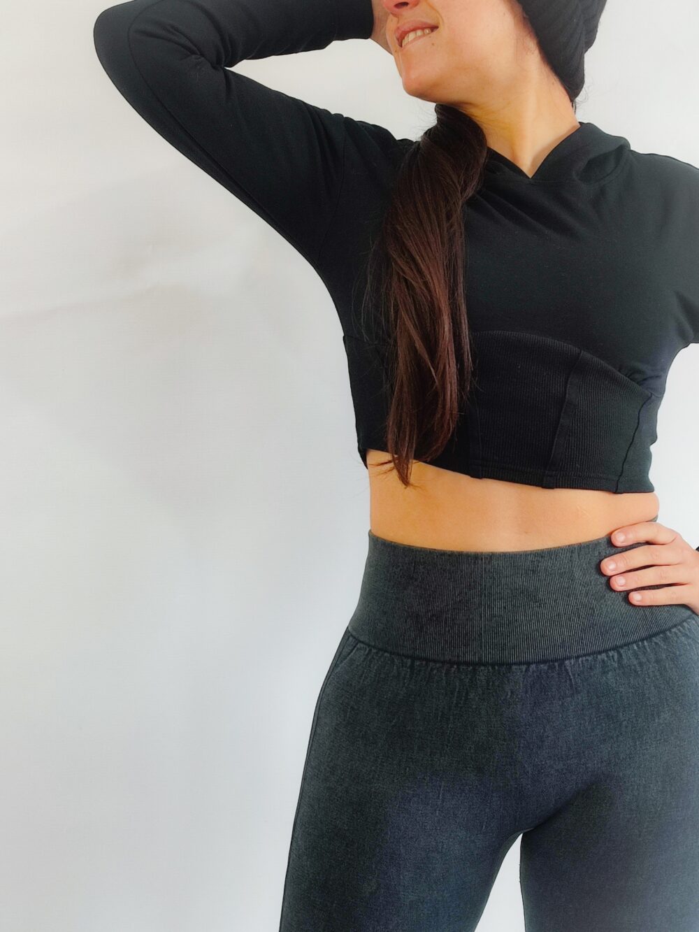 Buzo crop top con ballenas y capucha I Run