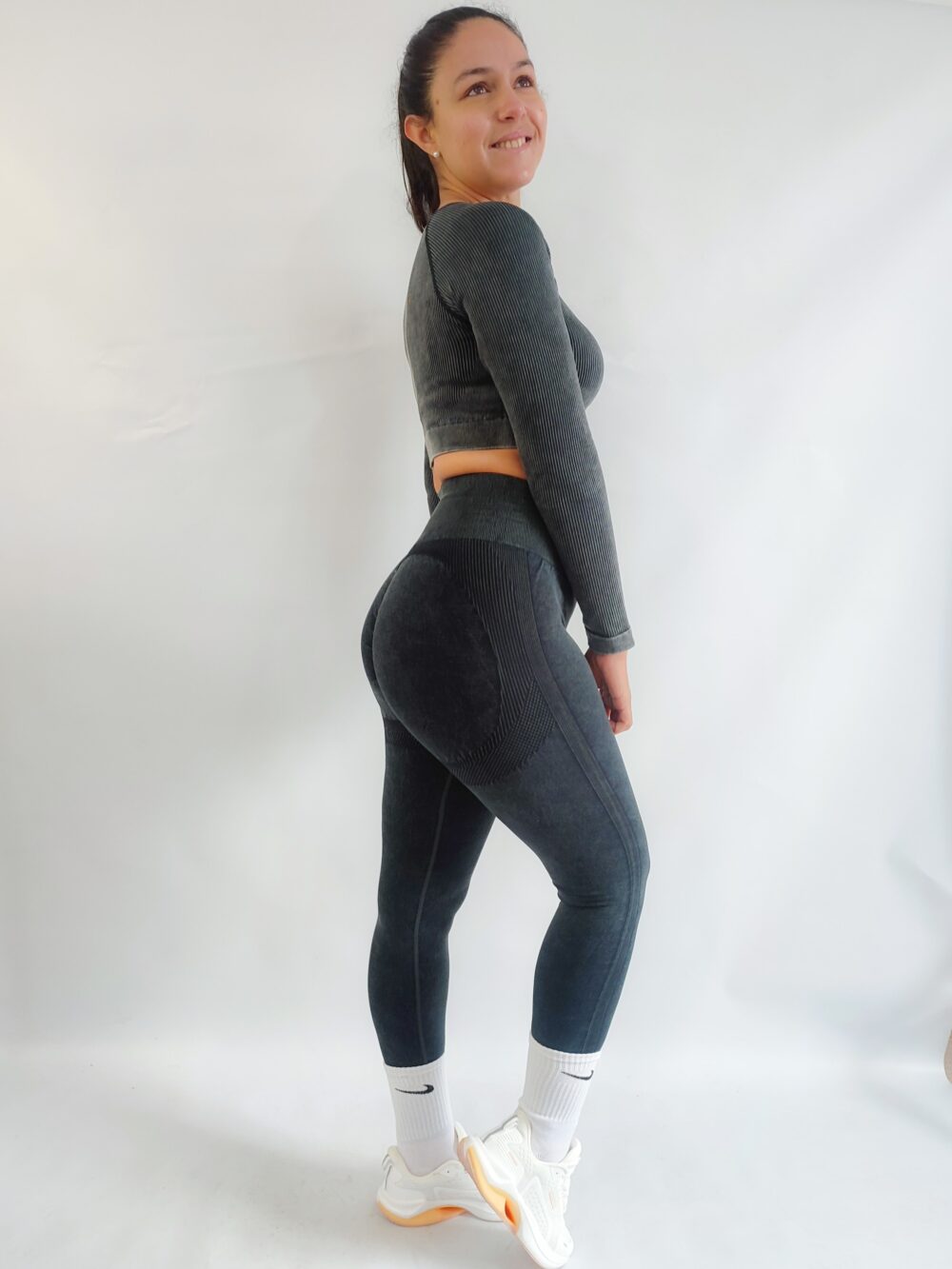 Crop top mangas largas seamless con trama - Imagen 6